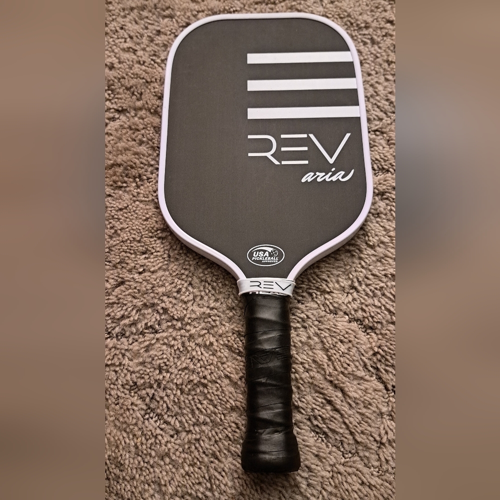 Aria Rev Carbon pickleball paddle
